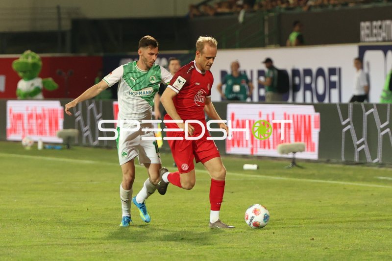 Zweikampf zwischen Rot-Weiss Essen und SpVgg Greuther Fürth