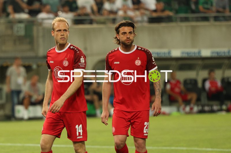 Lucas Brumme (#14) und José Enrique Ríos Alonso (#23; Rot-Weiss Essen) im Einsatz