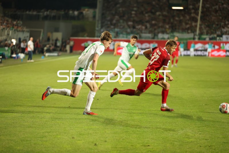 José Enrique Ríos Alonso (#23; Rot-Weiss Essen) im Zweikampf gegen SpVgg Greuther Fürth