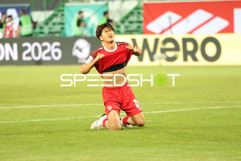 Kaito Mizuta (#24; Rot-Weiss Essen) jubelt auf den Knien