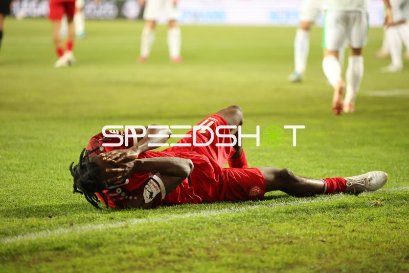 Dickson Abiama (#11; Rot-Weiss Essen) liegt verletzt am Boden
