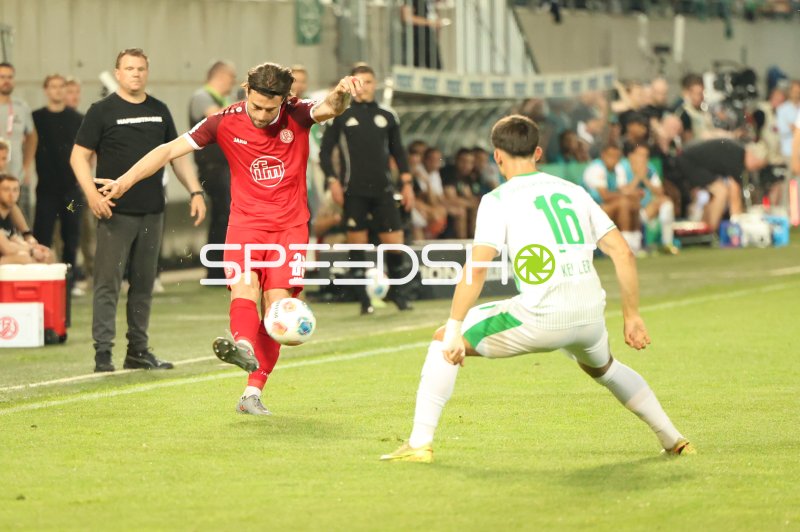 José Enrique Ríos Alonso (#23; Rot-Weiss Essen) schießt gegen Aaron Keller (#16; SpVgg Greuther Fürth)