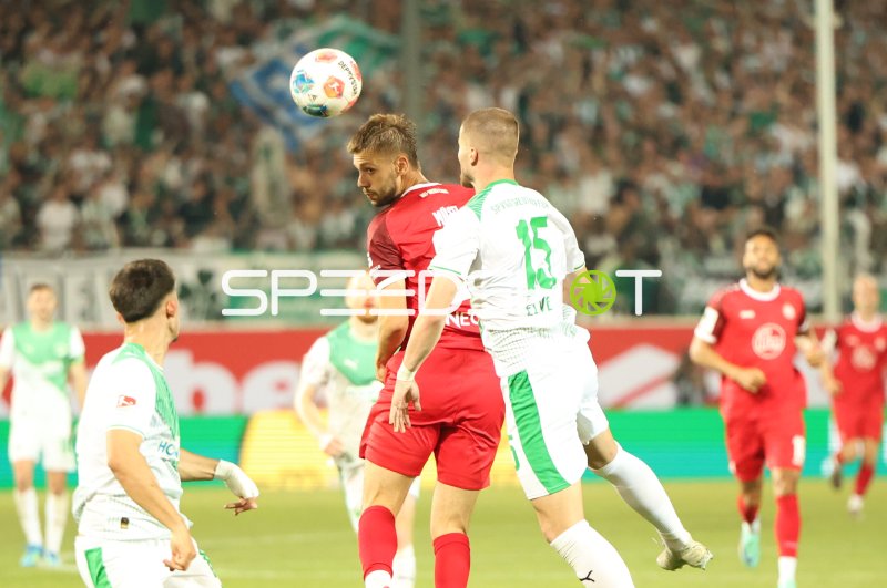 Kopfballduell zwischen Rot-Weiss Essen und Jan Elvedi (#15; SpVgg Greuther Fürth)