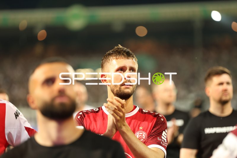 Torben Müsel (#26; Rot-Weiss Essen) applaudiert den Fans