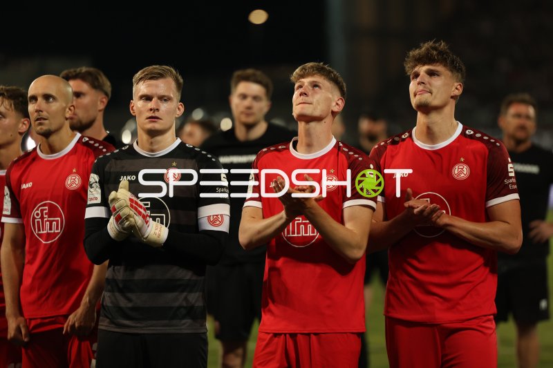 Jakob Golz (#1; Rot-Weiss Essen) und Tobias Kraulich (#33; Rot-Weiss Essen) beim Applaus