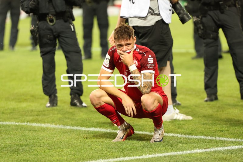 Rot-Weiss Essen Spieler niedergeschlagen nach Spielende