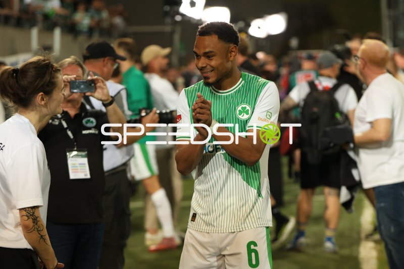 Sacha Bansé (#6; SpVgg Greuther Fürth) feiert mit den Fans