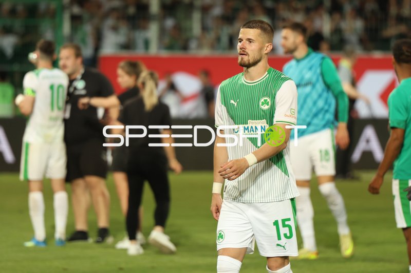 Jan Elvedi (#15; SpVgg Greuther Fürth) nach dem Abpfiff