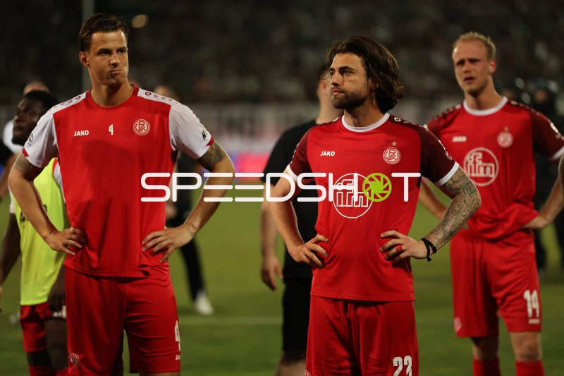 Michael Schultz (#4) und José Enrique Ríos Alonso (#23; Rot-Weiss Essen) nach Spielende