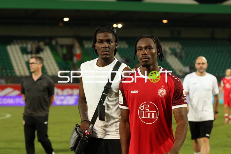 Dickson Abiama (#11; Rot-Weiss Essen) und Franci Bouebari (#19; Rot-Weiss Essen) nach dem Spiel