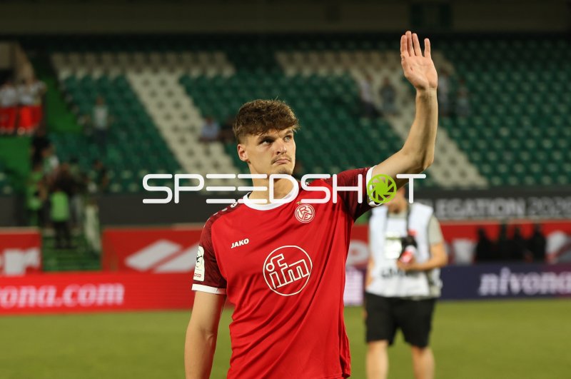 Marek Janssen (#20; Rot-Weiss Essen) winkt den Fans