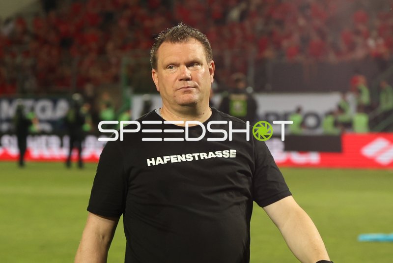 Offizieller von Rot-Weiss Essen mit Hafenstrasse-Shirt auf dem Spielfeld