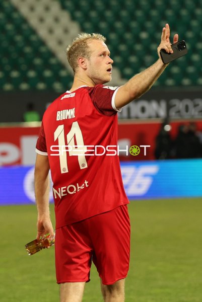 Lucas Brumme (#14; Rot-Weiss Essen) macht Selfie nach Spielende