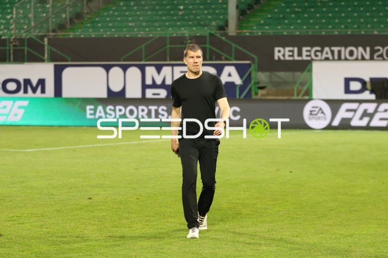 Trainer läuft über den Rasen im Relegationsspiel
