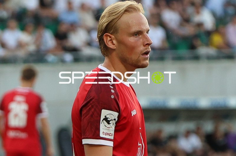 Ben Hüning (#15; Rot-Weiss Essen) im Spielgeschehen