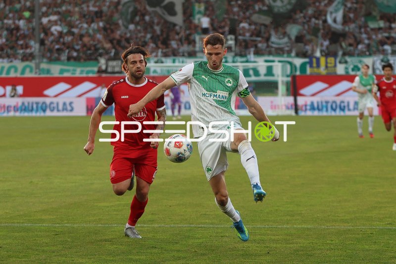 José Enrique Ríos Alonso (#23; Rot-Weiss Essen) im Zweikampf gegen SpVgg Greuther Fürth