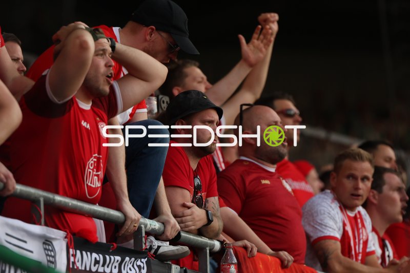 Rot-Weiss Essen Fans feuern ihre Mannschaft an