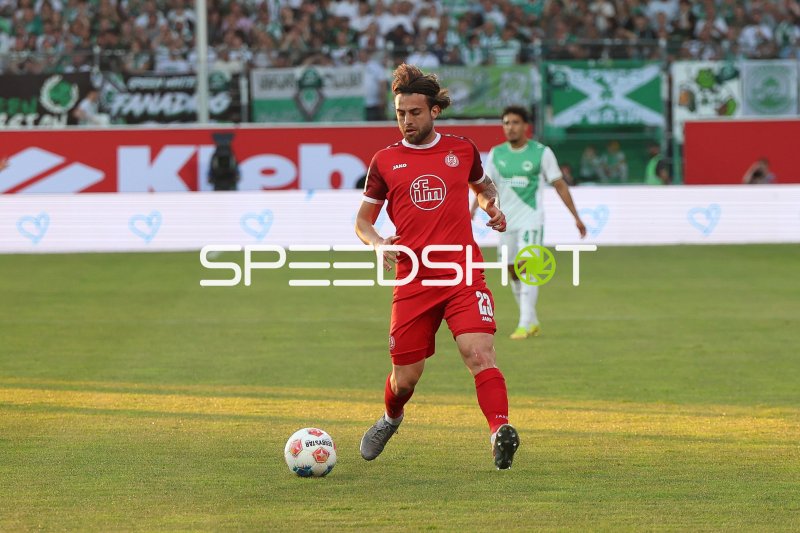 José Enrique Ríos Alonso (#23; Rot-Weiss Essen) am Ball