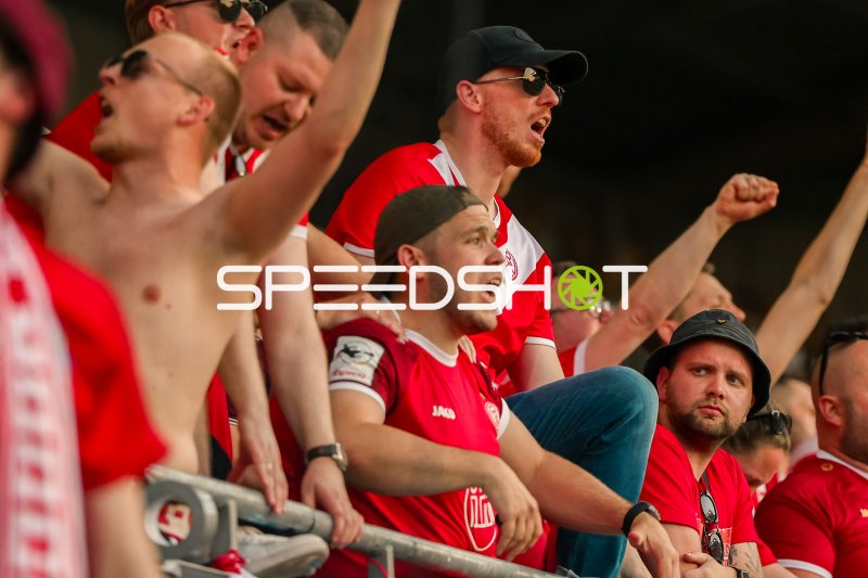 Rot-Weiss Essen Fans feiern lautstark auf der Tribüne