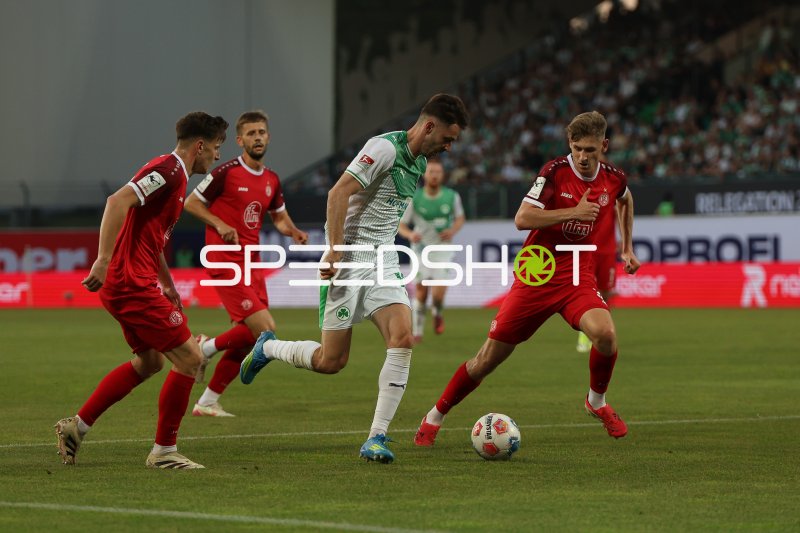 Torben Müsel (#26; Rot-Weiss Essen) im Zweikampf gegen SpVgg Greuther Fürth