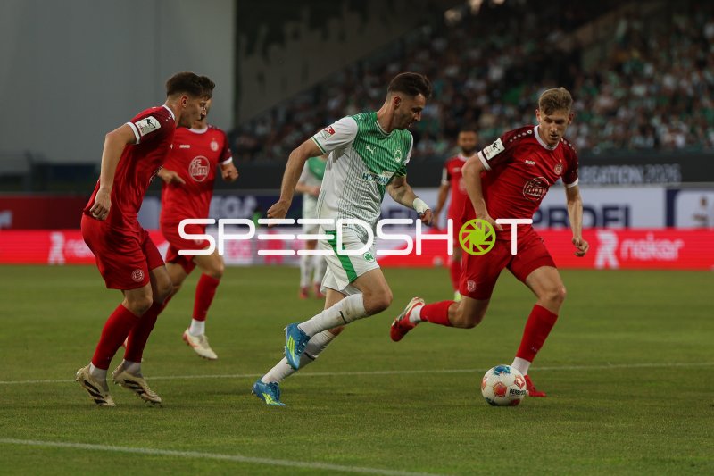 Gianluca Swajkowski (#39; Rot-Weiss Essen) im Zweikampf gegen SpVgg Greuther Fürth