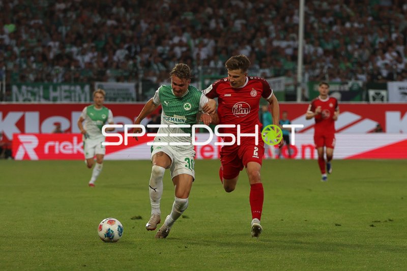 Felix Klaus (#30; SpVgg Greuther Fürth) im Zweikampf mit Michael Kostka (#2; Rot-Weiss Essen)