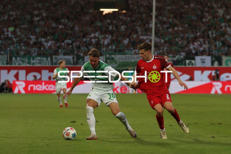 Felix Klaus (#30; SpVgg Greuther Fürth) im Zweikampf mit Michael Kostka (#2; Rot-Weiss Essen)