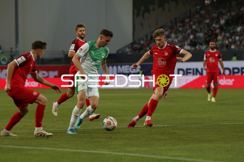 Torben Müsel (#26; Rot-Weiss Essen) im Zweikampf gegen SpVgg Greuther Fürth