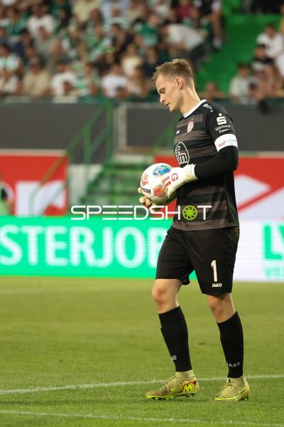 Jakob Golz (#1; Rot-Weiss Essen) hält den Ball in den Händen