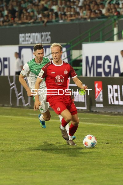 Lucas Brumme (#14; Rot-Weiss Essen) im Zweikampf beim Relegationsspiel
