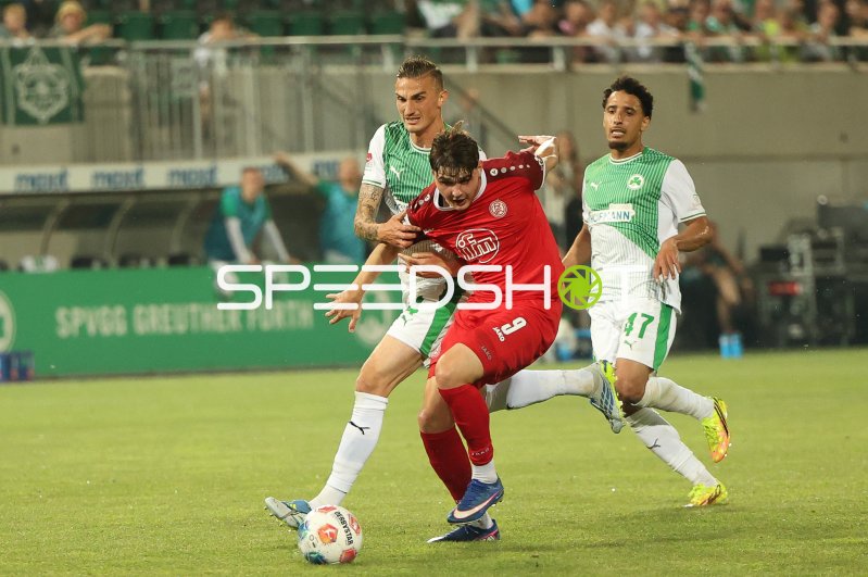 Philipp Ziereis (#4; SpVgg Greuther Fürth) im Zweikampf gegen Jaka Cuber Potocnik (#9; Rot-Weiss Essen)