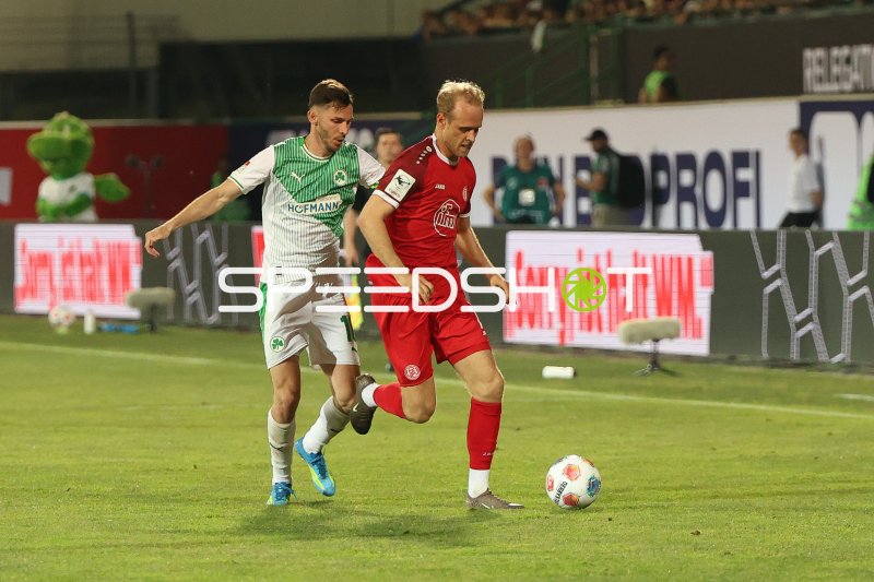 Zweikampf zwischen SpVgg Greuther Fürth und Rot-Weiss Essen