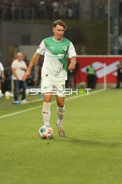 Felix Klaus (#30; SpVgg Greuther Fürth) am Ball