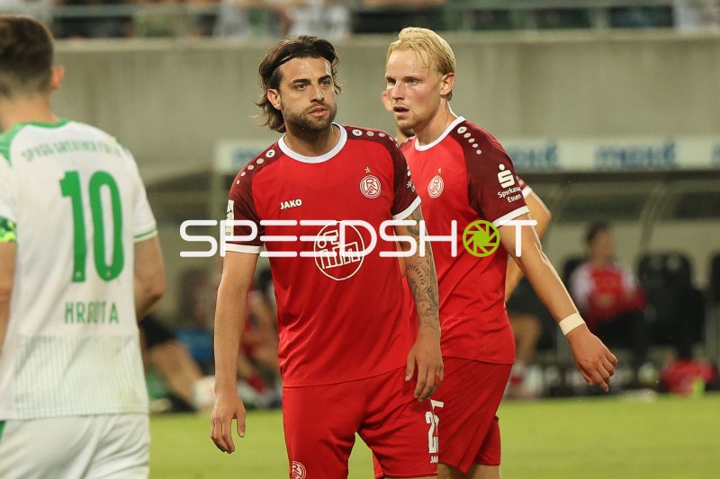 José Enrique Ríos Alonso (#23; Rot-Weiss Essen) und Ben Hüning (#15; RWE) im Spiel