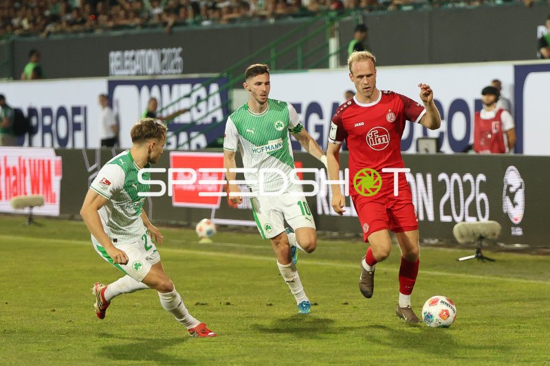 Lucas Brumme (#14; Rot-Weiss Essen) im Zweikampf gegen SpVgg Greuther Fürth