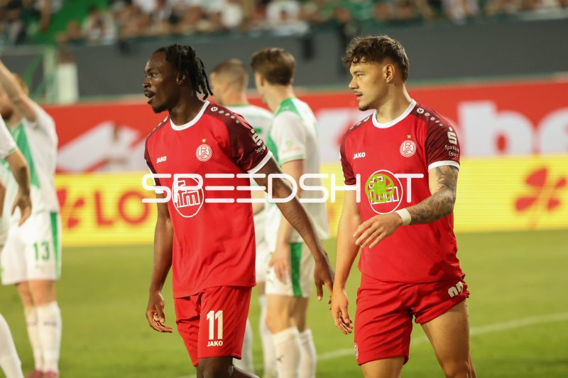 Jannik Hofmann (#37; Rot-Weiss Essen) und Dickson Abiama (#11; Rot-Weiss Essen) im Spiel