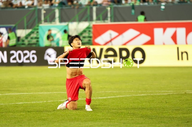 Kaito Mizuta (#24; Rot-Weiss Essen) jubelt auf Knien beim Torjubel