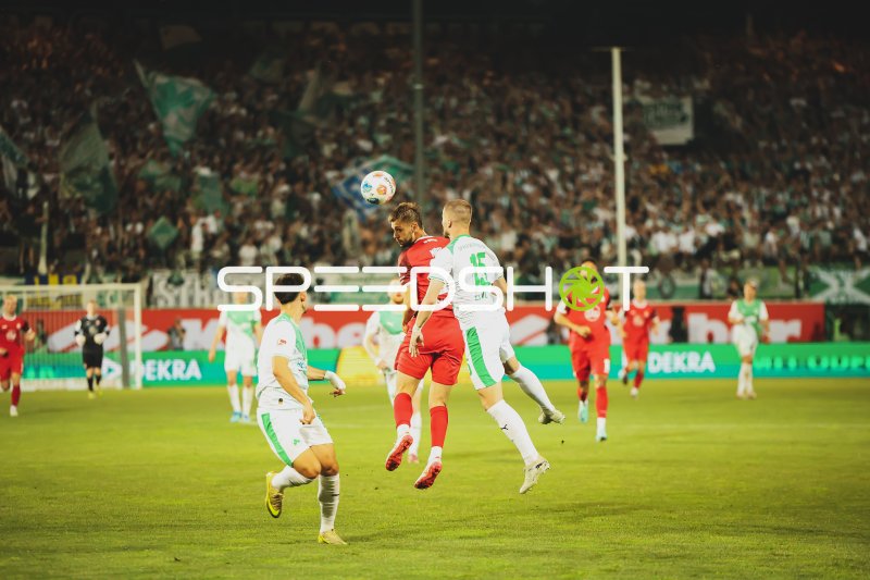Kopfballduell zwischen Rot-Weiss Essen und Jan Elvedi (#15; SpVgg Greuther Fürth)