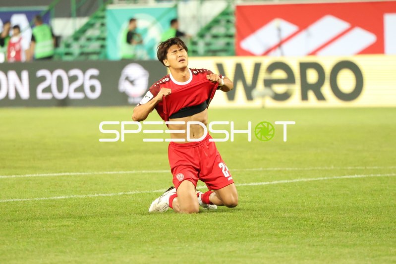 Kaito Mizuta (#24; Rot-Weiss Essen) jubelt auf den Knien