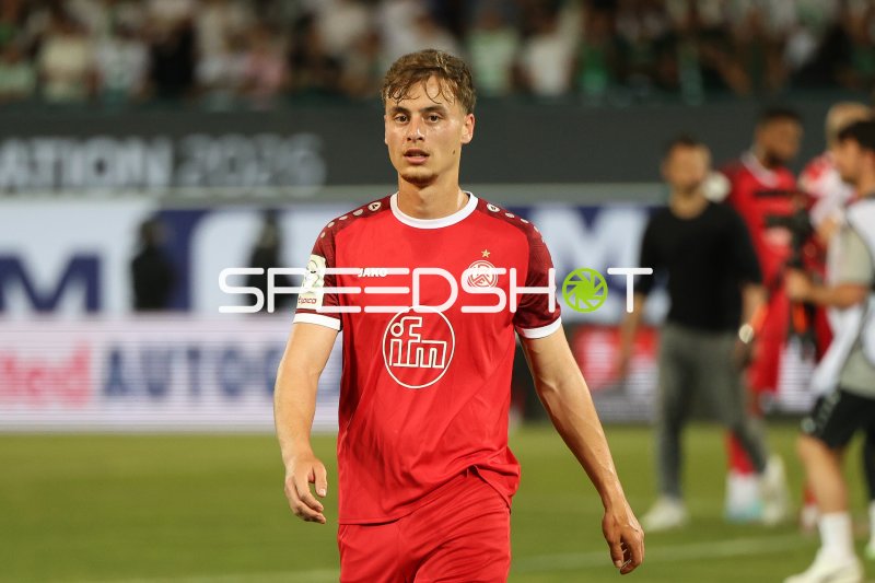 Marvin Obuz (#10; Rot-Weiss Essen) im Spielgeschehen