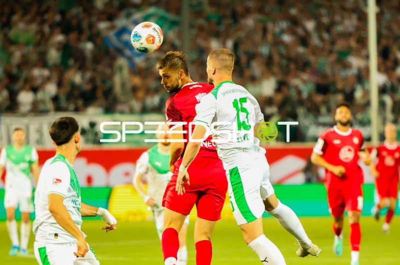 Kopfballduell zwischen Rot-Weiss Essen und Jan Elvedi (#15; SpVgg Greuther Fürth)