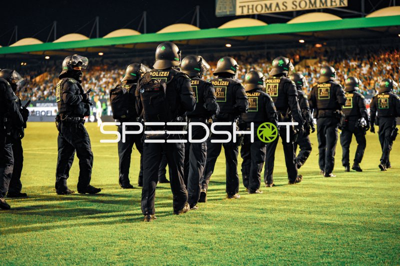 Polizeieinsatz auf dem Spielfeld beim Spiel SpVgg Greuther Fürth gegen Rot-Weiss Essen