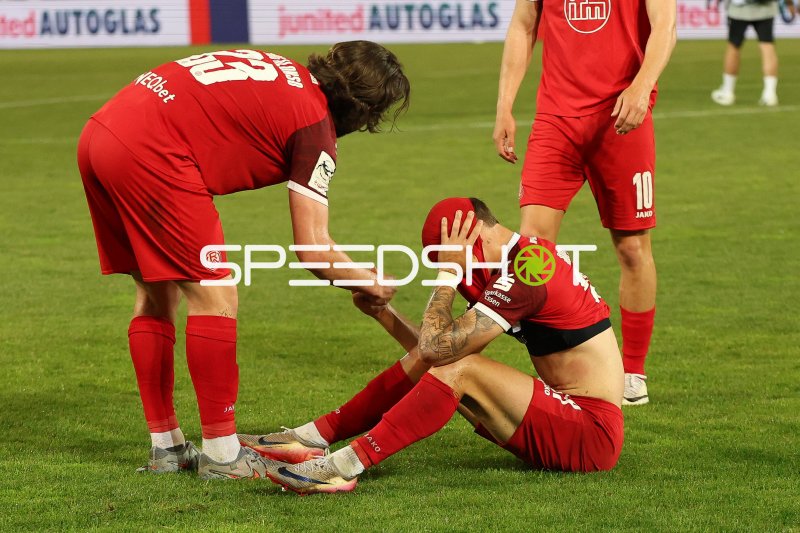 Rot-Weiss Essen Spieler trösten sich nach Spielende