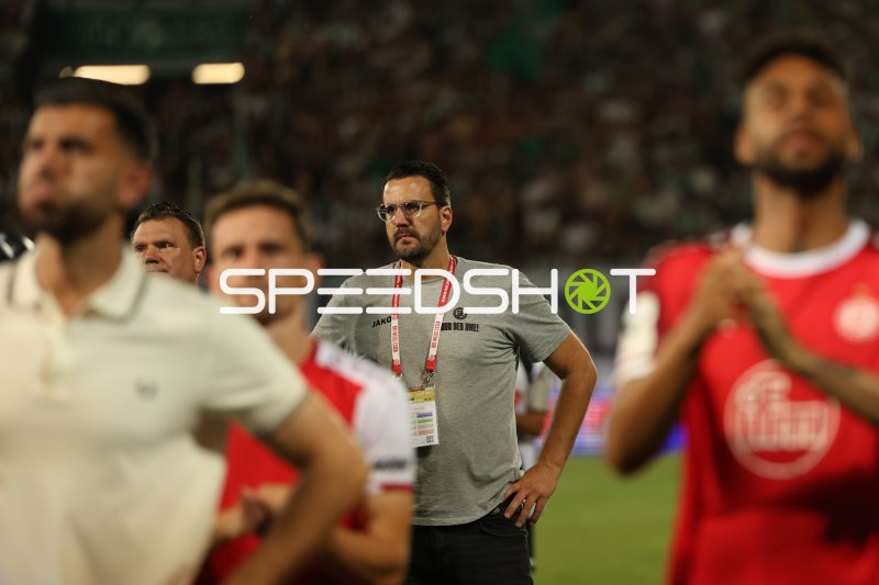 Trainer von Rot-Weiss Essen beobachtet das Spiel bei SpVgg Greuther Fürth
