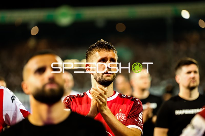 Torben Müsel (#26; Rot-Weiss Essen) applaudiert den Fans