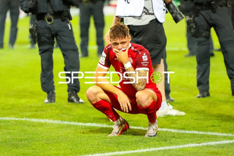 Enttäuschter Rot-Weiss Essen Spieler nach Spielende
