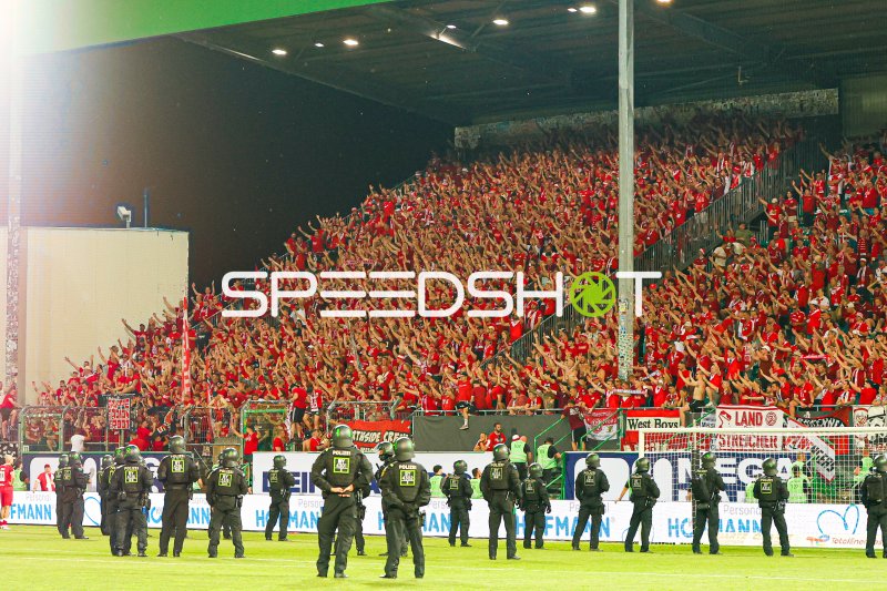 Rot-Weiss Essen Fans feiern – Polizei sichert Gästeblock