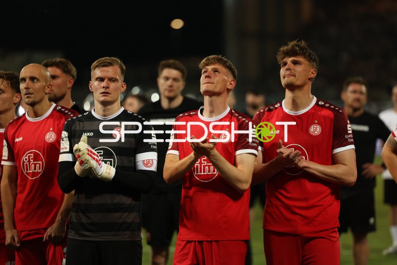Jakob Golz (#1; Rot-Weiss Essen) und Tobias Kraulich (#33; Rot-Weiss Essen) applaudieren den Fans