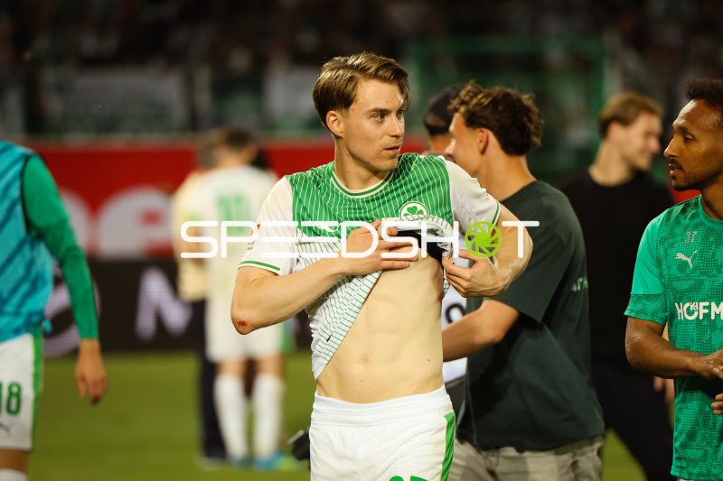 Julian Green (#37; SpVgg Greuther Fürth) zieht Trikot aus nach Spielende