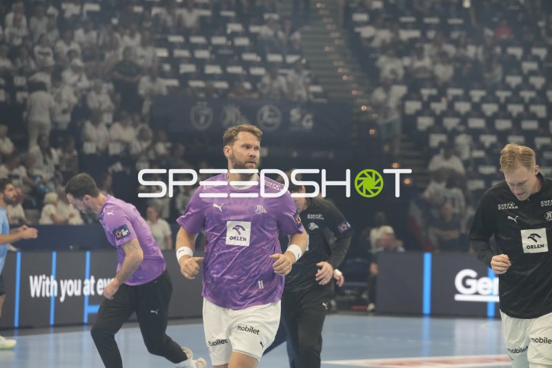 Petter Øverby (#11; THW Kiel) beim Einlaufen in der Arena